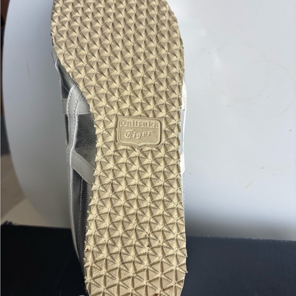 Onitsuka Tiger Mexico 66 by Asics Silver and Off White Sneakers NEW with Box - Picture 6 of 7